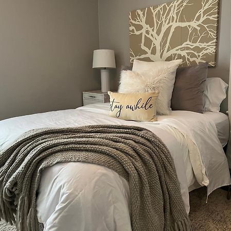 Cozy, 1St Floor Apartment 2Bdrms Plus Semi Private Room With Futon Pets With Fee Family Friendly Close To Everything Cleveland Ngoại thất bức ảnh