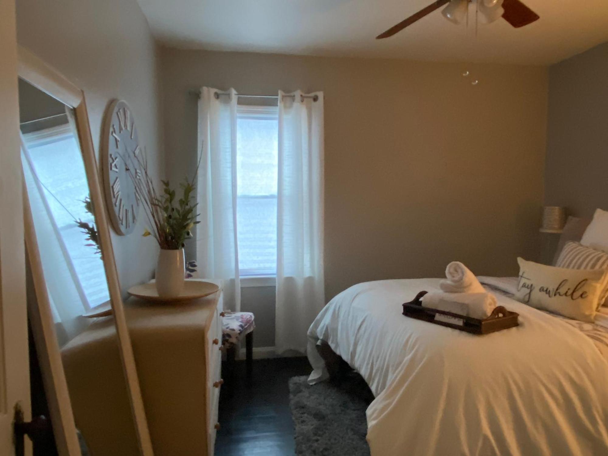 Cozy, 1St Floor Apartment 2Bdrms Plus Semi Private Room With Futon Pets With Fee Family Friendly Close To Everything Cleveland Ngoại thất bức ảnh
